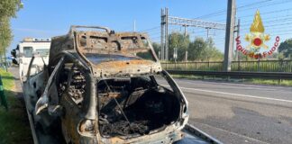 Auto in fiamme nei pressi del ponte della Libertà L'auto andata in fiamme nei pressi del ponte della Libertà