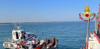 Barchino si rovescia: in salvo le persone a bordo, soccorse dai natanti di passaggio Le operazioni di recupero del barchino