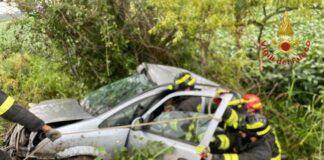 Portogruaro, auto in un fossato: salvo l’automobilista rimasto incastrato I Vigili del Fuoco mentre soccorrono l'automobilista rimasto incastrato nella macchina dopo essere finito in un fossato
