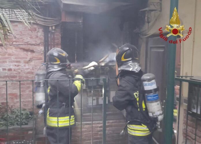 I Vigili del Fuoco spengono l'incendio al vano contatori di una casa a Venezia