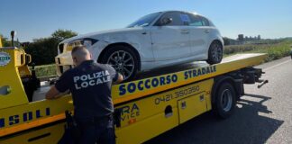 Jesolo, in fuga dopo l’incidente: fermati due cittadini stranieri La Polizia Locale di Jesolo mentre sequestra l'automobile