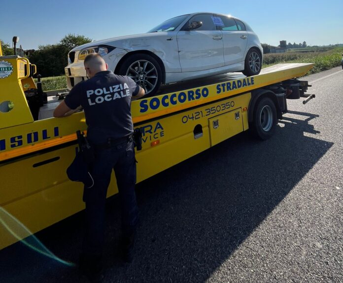 La Polizia Locale di Jesolo mentre sequestra l'automobile