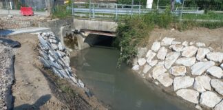 Lunedì mattina varo della passerella ciclo-pedonale per collegare Pozzi con San Giorgio al Tagliamento I lavori sulla passerella ciclopedonale lungo la Sp75 via Pordenone sullo scolo Vidimana per collegare la località Pozzi con San Giorgio al Tagliamento