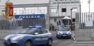 Spaccio di droga e possesso ingiustificato di arnesi da scasso: due persone denunciate a Jesolo Auto della Polizia di Stato davanti il Commissariato di Jesolo