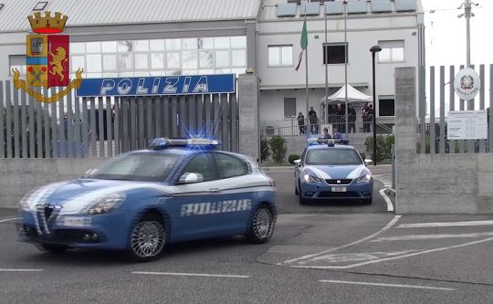 Auto della Polizia di Stato davanti il Commissariato di Jesolo