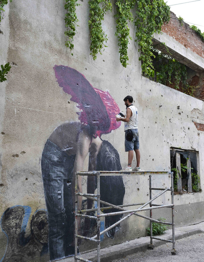 Bifido, lo street artist nel corso della realizzazione di una sua opera