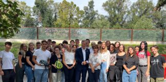 Caschetti per la bici agli studenti delle superiori, oggi la consegna allo Stefanini Caschetti per la bici consegnati agli studenti delle superiori allo Stefanini
