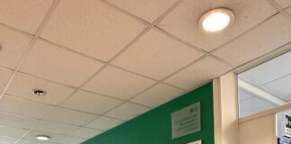 Si tuffa contro uno scoglio: 4 ore d’intervento per ricostruirgli la faccia