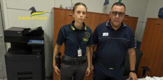 Stava per imbarcarsi per Hong Kong con 150mila euro non dichiarati La GdF con il denaro non dichiarato e sequestrato