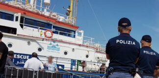 Giovane completamente nudo si tuffa in un canale a Venezia La Polizia di Frontiera in azione - foto di repertorio