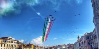 Le Frecce Tricolori sorvolano Venezia per celebrare i Cento anni dell’Aeronautica Militare (con nostro video) Le Frecce Tricolori sopra Venezia