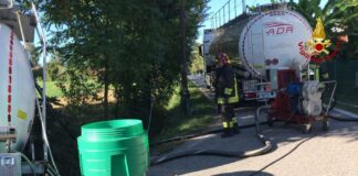 Noale, autocisterna carica di stirene finita parzialmente fuori strada Noale, le operazioni di travaso dello stirene da un'autocisterna a un altro mezzo