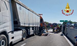 Autostrada A4, i soccorsi sul luogo dell'incidente tra mezzi pesanti