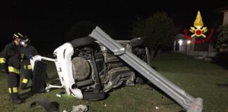 San Stino, auto finisce fuori strada: due feriti San Stino di Livenza, l'auto finista fuori strada con il guardrail incastrato