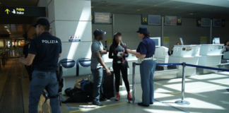 Arrestato cittadino straniero sospettato di possedere documenti falsi La Polizia di Frontiera in azione all'Aeroporto Marco Polo di Tessera - foto di repertorio