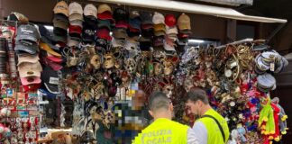 Banchetti fuori misura: sequestrati 1000 articoli e multe per 6mila euro Banchetti fuori misura, controlli della Polizia Locale