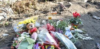 Un fiore per le vittime, corteo silenzioso fino al luogo del tragico incidente di Mestre Fiori e peluches sul luogo del tragico incidente del pullman a Mestre