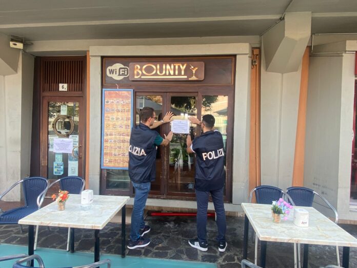 Bar Bounty, la Polizia di stato mentre chiude il locale