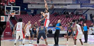 Reyer-Hapoel 81-97 Reyer-Hapoel, palla a due - foto Notizieplus