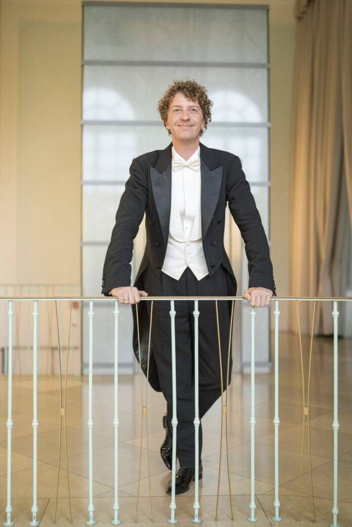 Jörg Halubek DirigentPhoto: Marco Borggreve