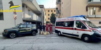 la Guardia di Finanza dona alla Croce Rossa Italiana 100 litri di carburanate sequestrato La Guardia di Finanza dona alla Croce Rossa il carburante sequestrato