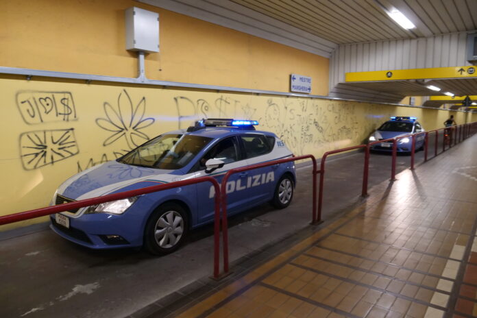 La Polizia di Stato in azione nel sottopassaggio ferroviario di Mestre