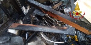 Campolongo Maggiore, il deposito attrezzi e legnaia andato a fuoco