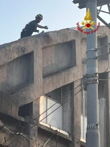 L'intervento dei Vigili del fuoco sul cavalcavia di via Miranese a Mestre