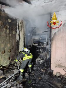 San Donà, l'intervento di spegnimento dell'incendio nel magazzino