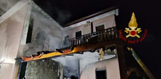 San Donà, a fuoco magazzino vicino a una casa San Donà, il magazzino andato a fuoco