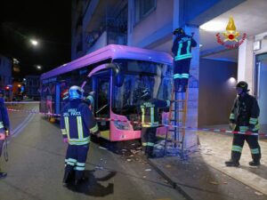 Il bus andato a finire contro una colonna in centro a Mestre