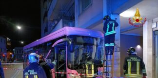 Mestre, autobus si schianta contro una colonna Il bus andato a finire contro una colonna in centro a Mestre