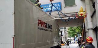 Tir troppo alto s’incastra nel sottopasso del Continental