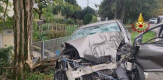 Perde il controllo dell’auto e si schianta contro un albero: muore 66enne L'automobile finita contro l'albero a Musile di Piave
