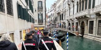 Tenta di derubare una turista, il marito la scopre: denunciata Servizi anti borseggi dei Carabinieri a Venezia
