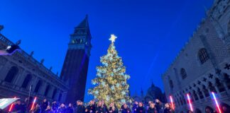 A Venezia si accende il Natale 2023 Natale 2023, l'accensione dell'albero accompagnata dall'esibizione dei Vocal Sky Line