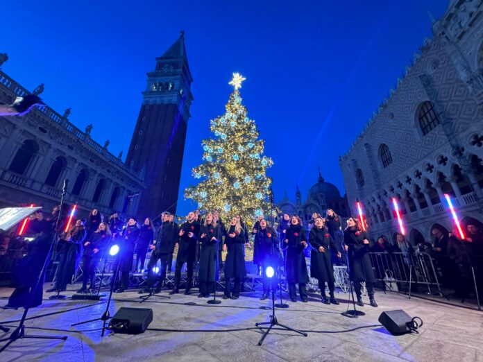 Natale 2023, l'accensione dell'albero accompagnata dall'esibizione dei Vocal Sky Line