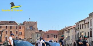 Campalto, un clandestino viveva in un albergo abusivo: scoperto da GdF e Polizia Locale Guardia di Finanza e Polizia Locale in Piazza Ferretto a Mestre