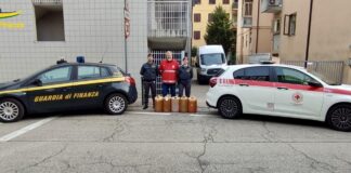 La Gdf dona alla Croce Rossa di Mestre 150 litri di carburante confiscato La GdF dona alla Croce Rossa Italiana il carburante confiscato