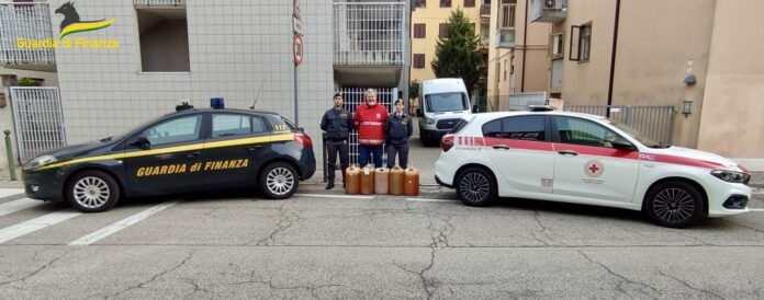 La GdF dona alla Croce Rossa Italiana il carburante confiscato