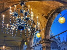 Le Procuratie Vecchie brillano con i dodici lampadari di Murano illumina il Mondo