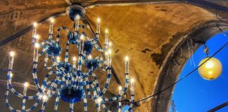 Le Procuratie Vecchie brillano con i dodici lampadari di “Murano illumina il Mondo” Le Procuratie Vecchie brillano con i dodici lampadari di Murano illumina il Mondo