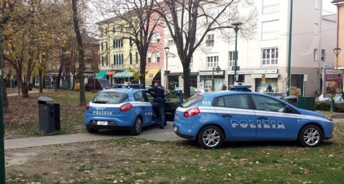 Lotta alla criminalità, le Volanti della Polizia di Stato in via Piave a Mestre