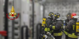 Si surriscaldano le batterie, principio d’incendio in una nave I Vigili del Fuoco spengono l'incendio a bordo della nave