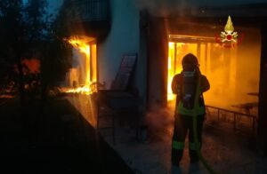I vigili del fuoco mentre domani l'incendio a Concordia Sagittaria