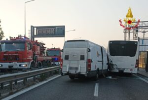 Il tamponamento tra furgone e autobus sul Ponte della Libertà