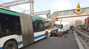 Il tamponamento tra furgone e autobus sul Ponte della Libertà
