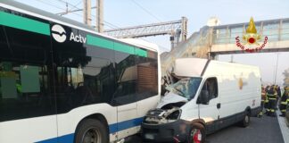 Furgone tampona autobus sul Ponte della Libertà Il tamponamento tra furgone e autobus sul Ponte della Libertà