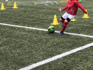 Un bambino che pratica sport