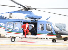 Babbo Natale a bordo dell'elicottero della Polizia di Stato arriva all'ospedale dell'Angelo
